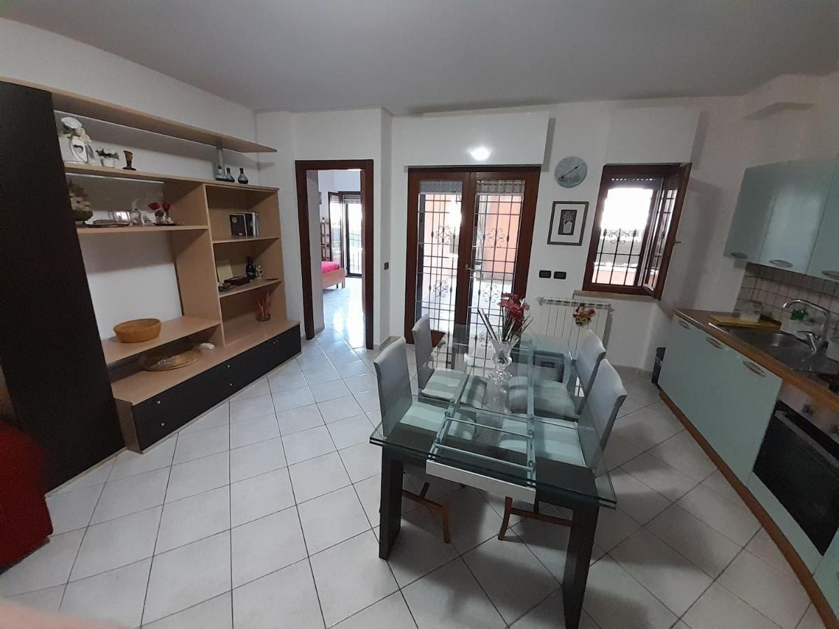 Casa Con Veranda In Centro - Comodo Parcheggio E Garage Incluso Latina Eksteriør billede