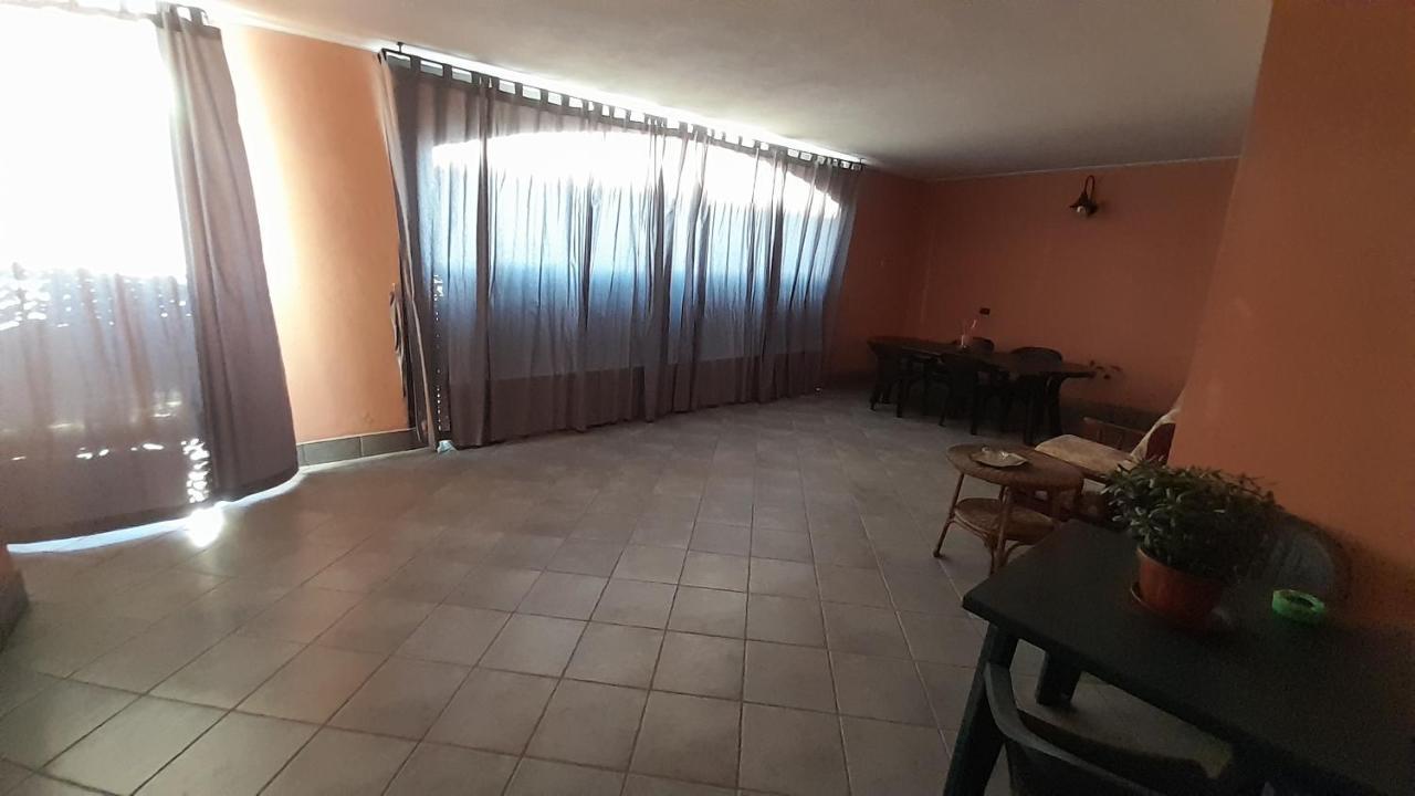 Casa Con Veranda In Centro - Comodo Parcheggio E Garage Incluso Latina Eksteriør billede
